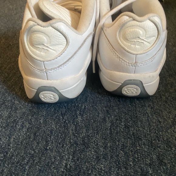 Barely worn sneakers that are in good condition. - Picture 2 of 3